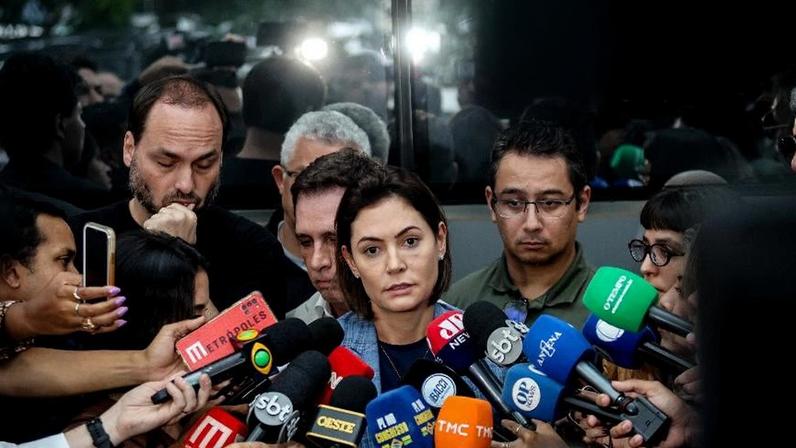Michelle e Carlos Bolsonaro falam com a imprensa após exames de Bolsonaro ontem