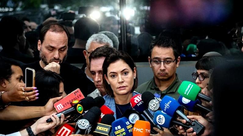 Michelle Bolsonaro e Carlos Bolsonaro em coletiva de imprensa em frente ao DF Star