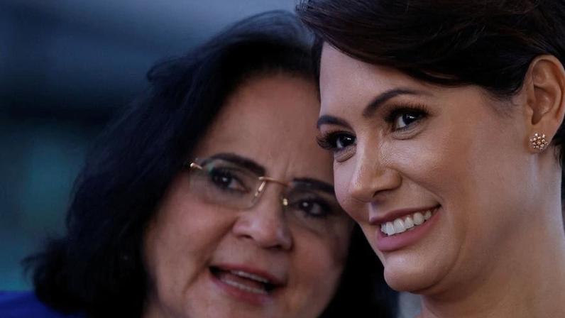Damares Alves (Republicanos) e Michelle Bolsonaro (PL) são aliadas