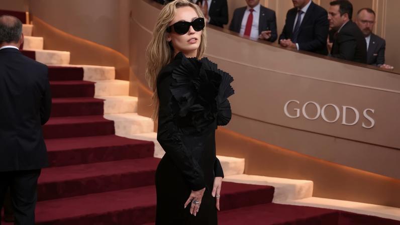 Miley Cyrus brought the drama to the 2026 Golden Globes.