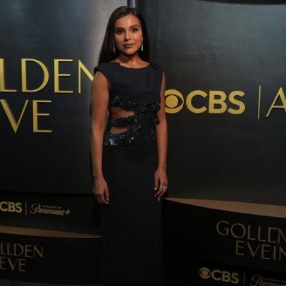 Mindy Kaling exibe emagrecimento de 40 libras em vestido com recortes