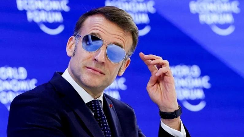 Presidente da França, Emmanuel Macron, usa óculos de sol enquanto participa do Fórum Econômico Mundial em Davos, na Suíça