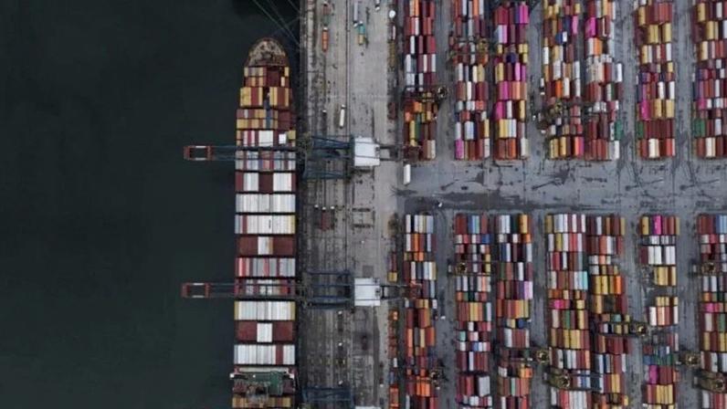 Vista aérea de navio de contêineres no porto de Santos