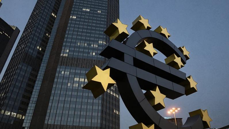 Símbolo do euro com prédio ao fundo