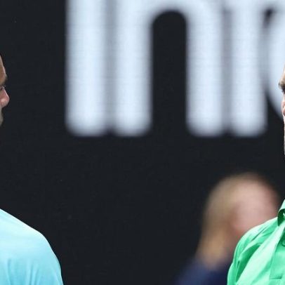 Musetti lidera 2 a 0 contra Djokovic e abandona com lesão
