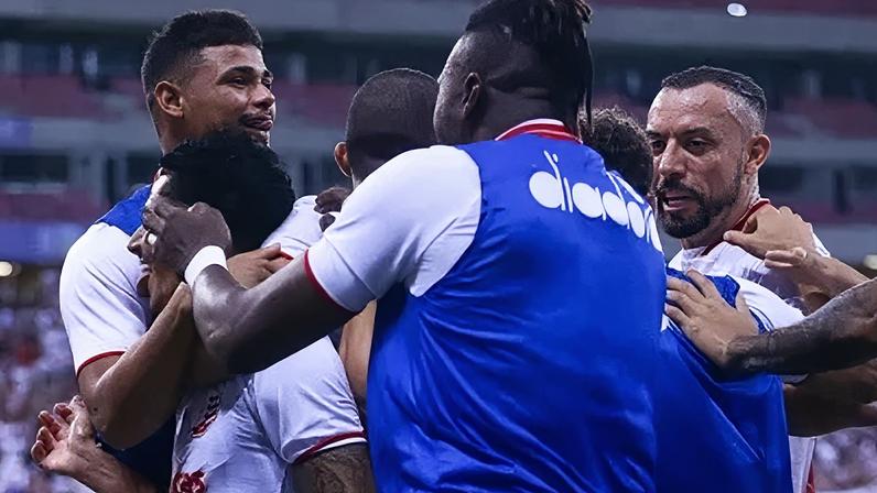 Jogadores do Náutico comemoram gol sobre o Santa Cruz pelo Pernambucano