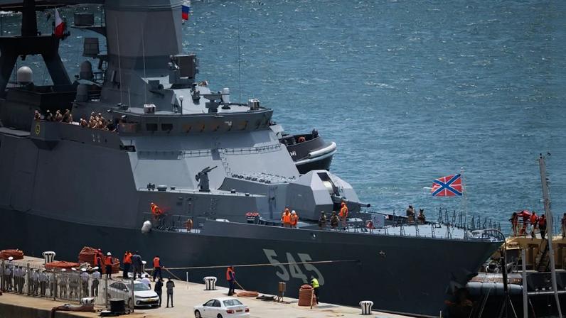 O corveta russo Stoikiy no porto de Simon's Town, perto da Cidade do Cabo, em 9 de janeiro de 2026. Créditos: RODGER BOSCH / AFP