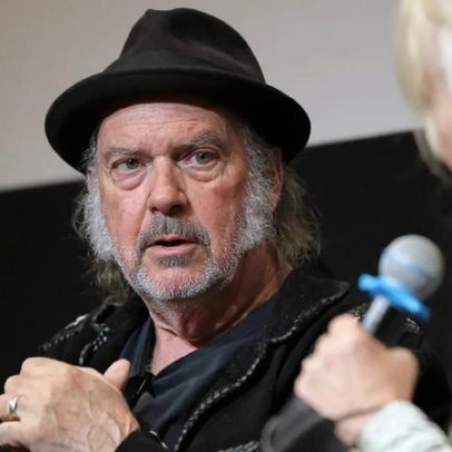 Neil Young critica a Amazon e doa catálogo musical para a Groenlândia
