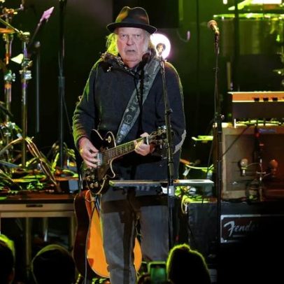 Neil Young critica Apple e Verizon por apoio a Trump