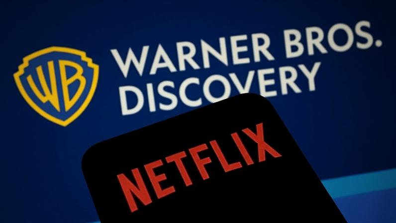 Ilustração com os logotipos da Netflix e da Warner Bros Discovery