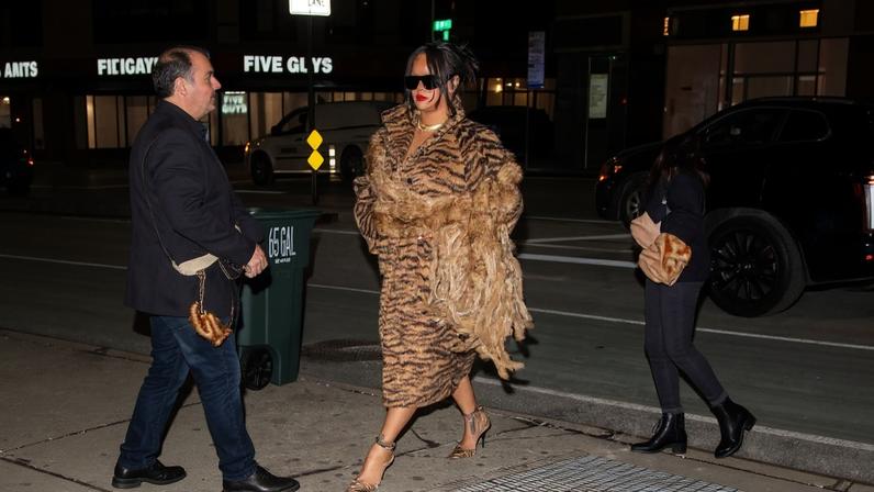 Rihanna bundled up for the winter’s cold in New York City this past weekend.