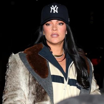 Rihanna encara o frio com jaqueta YSL de 3 mil para apoiar A$AP Rocky após o SNL
