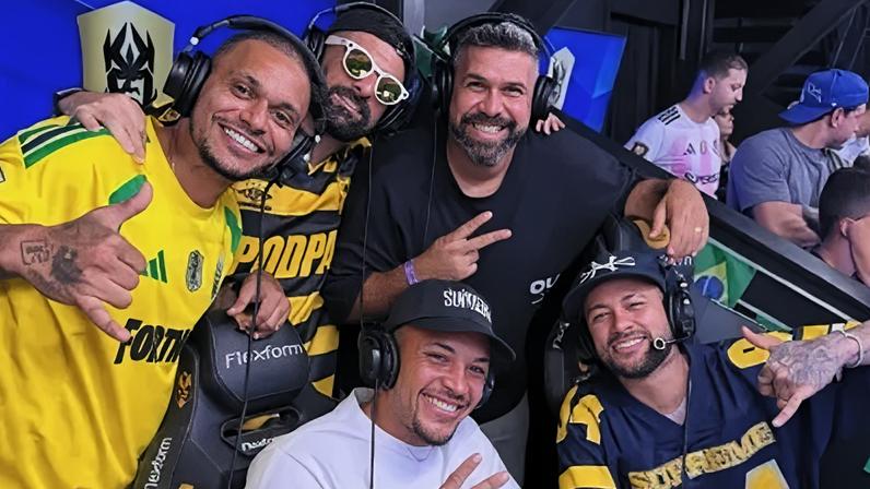 Vitor Roque e Neymar assistem juntos ao jogo do Brasil na Kings League