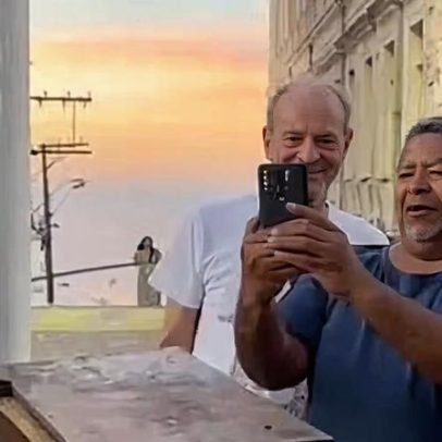 Ney Matogrosso posa para foto com fã e é confundido com Caetano Veloso