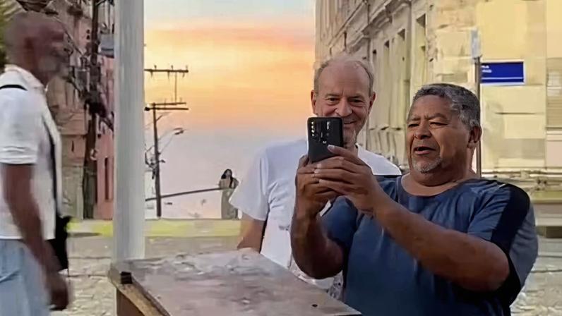 Ney Matogrosso posa para foto com admirador e é chamado de Caetano Veloso