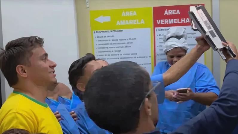 Nikolas Ferreira com apoiadores em hospital do DF (Foto: Reprodução/Instagram/Nikolas Ferreira)