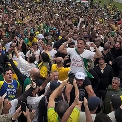 Caminhada de Nikolas chega ao DF; deputado usa colete à prova de balas