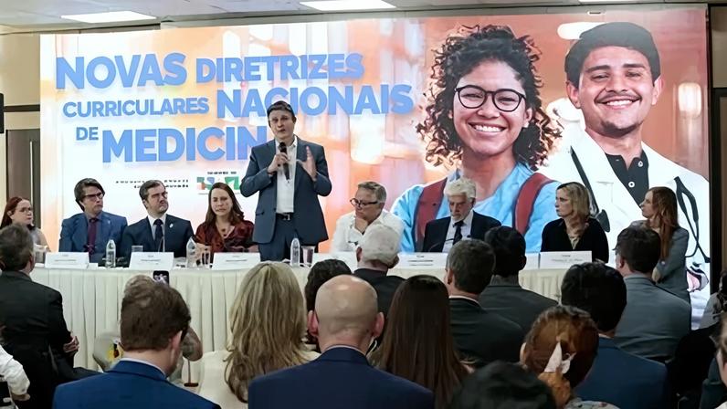 Ministro da Educação, Camilo Santana, homologa as novas diretrizes para os cursos de medicina no Brasil