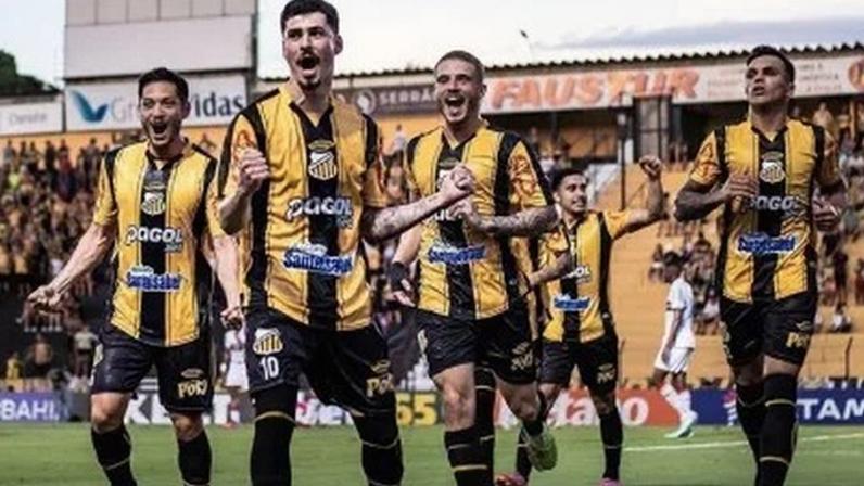 Jogadores do Novorizontino celebram vitória sobre o Botafogo-SP