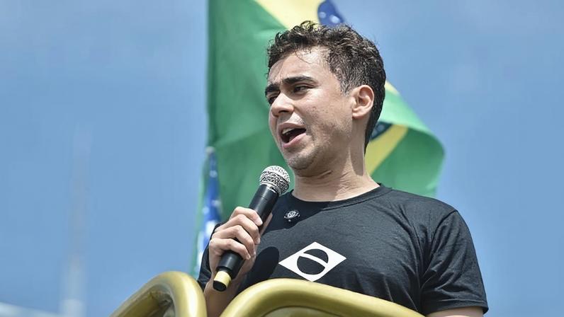 Nikolas Ferreira participa de ato com Jair Bolsonaro em Copacabana