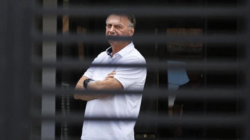 O ex-presidente Jair Bolsonaro em prisão domiciliar no dia em que começa o seu julgamento no STF