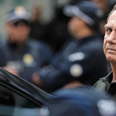 Bolsonaro chega a hospital para exames após queda na prisão