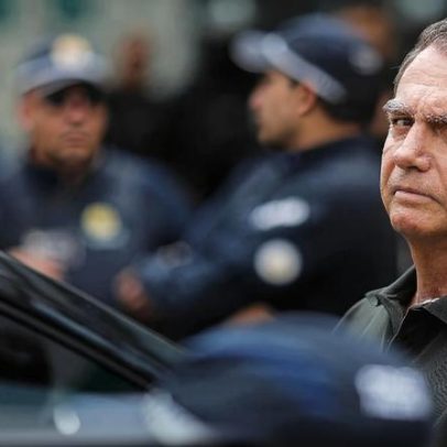 Bolsonaro apresenta perda de equilíbrio ao se levantar, afirma Michelle