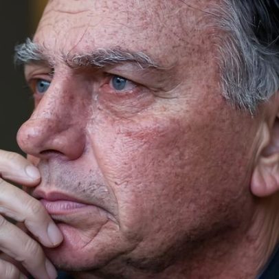 Bolsonaro tem alta do hospital e retorna à prisão na PF