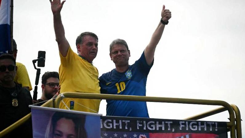 O governador de São Paulo, Tarcísio de Freitas, e o ex-presidente Jair Bolsonaro em ato em Copacabana, no Rio