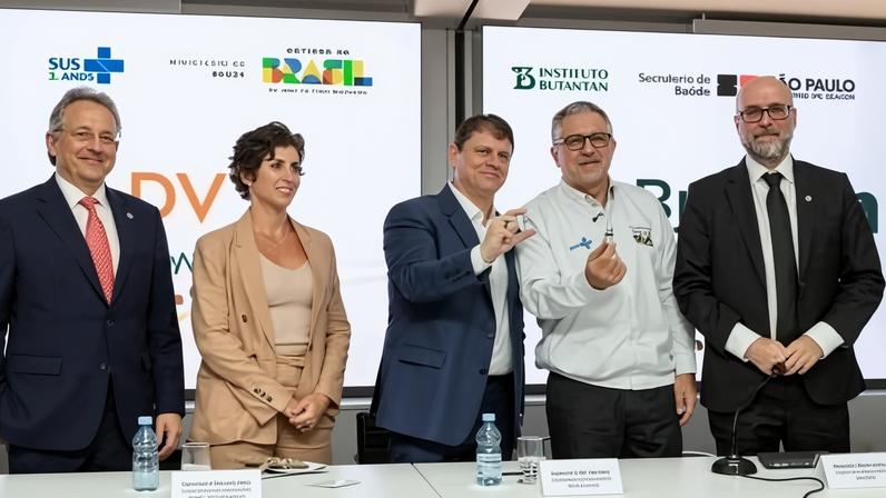 O governador Tarcísio de Freitas e o ministro Alexandre Padilha celebram registro de vacina contra a dengue