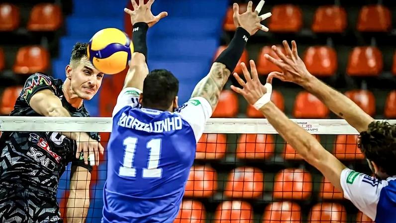 Cruzeiro em quadra contra o Perugia no Mundial de Vôlei (Foto: Volleyball World)