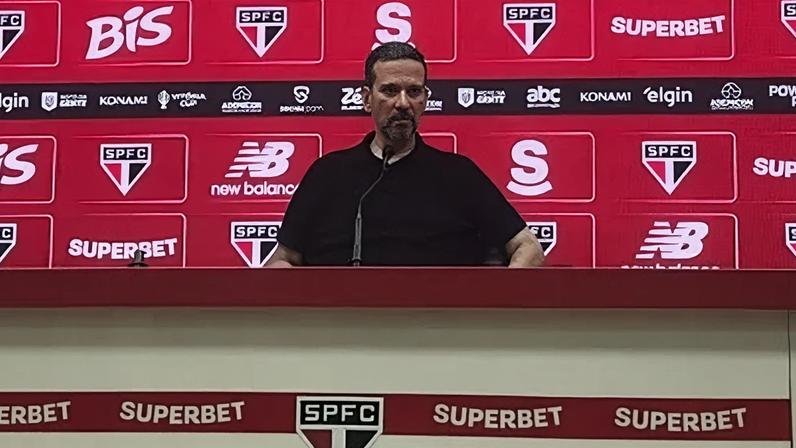 Olten Ayres em entrevista coletiva no CT do São Paulo