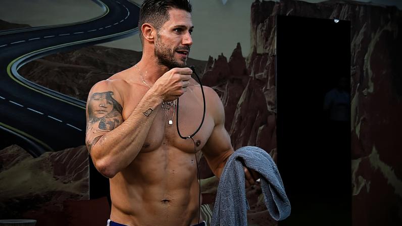 Jonas Sulzbach de sunga no segundo dia de confinamento do BBB 26 — Foto: TV Globo