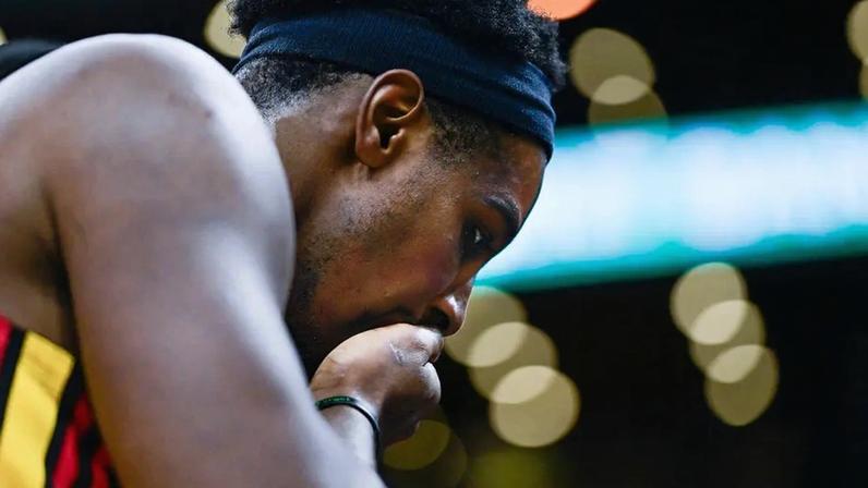 Onyeka Okongwu com os dentes quebrados após jogo da NBA (Foto: Jaiden Tripi/Getty Images/AFP)