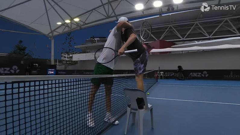 Australiano precisa de cadeira para cumprimentar Opelka