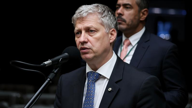 Oposição pede que Lulinha seja submetido ao uso de tornozeleira eletrônica e entregue seu passaporte às autoridades. (Foto: Kayo Magalhães/Câmara dos Deputados)