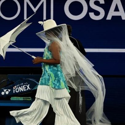 Osaka surpreende com visual inovador e vence estreia com 11 aces