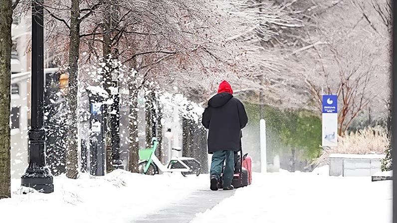 Snow is cleared from a path in Atlanta, Georgia (Credit: Getty Images)