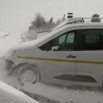 Interrupção de viagens com forte neve atinge o norte da Escócia