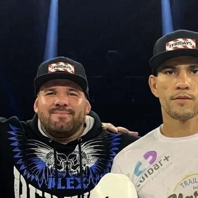 Campeão do UFC Alex Poatan emociona o pai ao presenteá-lo