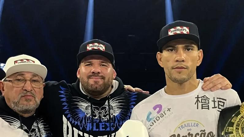 Poatan (dir) presenteou seu pai (esq) antes de retorno ao UFC (Foto: Reprodução Reddit)