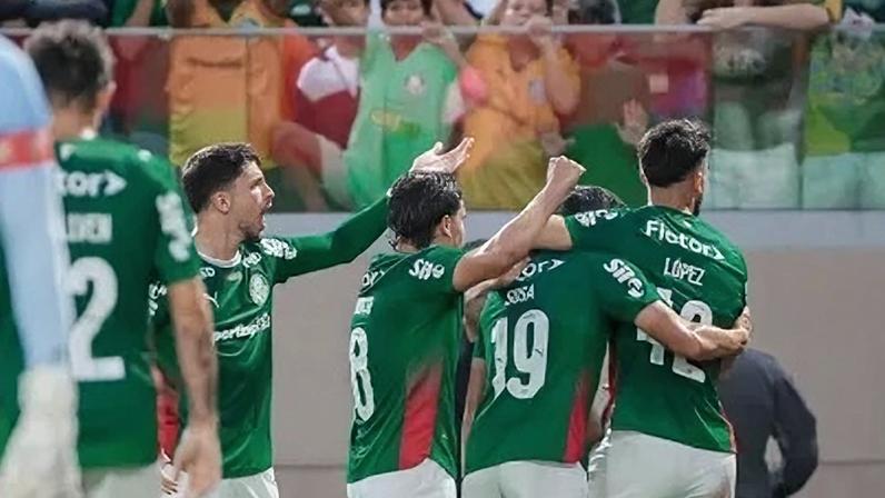 Jogadores do Palmeiras celebram a vitória sobre o São Paulo na Arena Barueri