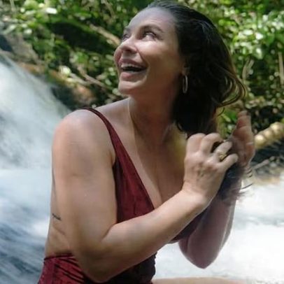 Paolla Oliveira toma banho de cachoeira para energizar e encerrar janeiro
