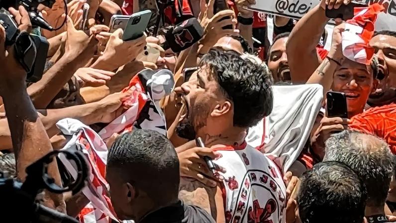 Paquetá no meio da torcida do Flamengo no aeroporto (Foto: Lucas Bayer/Lance!)