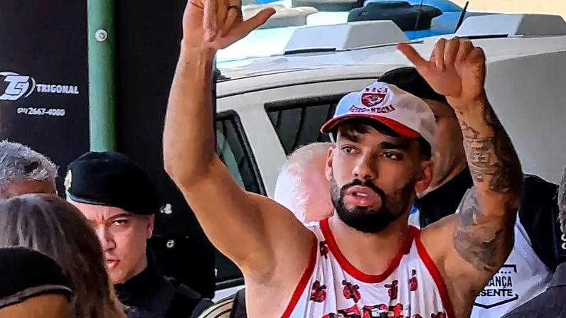 Paquetá com camisa e boné da Torcida Jovem, organizada do Flamengo (Foto: Lucas Bayer/Lance!)