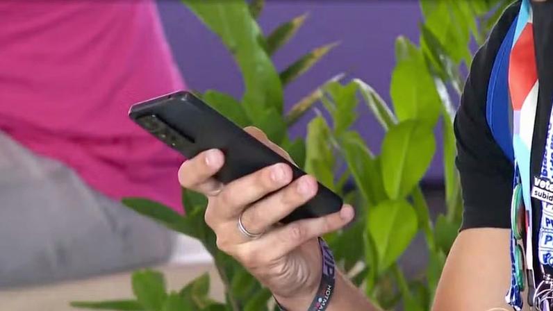 Usuário de smartphone segura aparelho, em Belo Horizonte, em agosto de 2025. — Foto: Reprodução/TV Globo