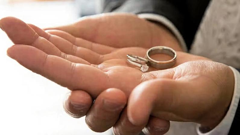 Veja kits de alianças de prata de todos os estilos para casais tradicionais, românticos e modernos