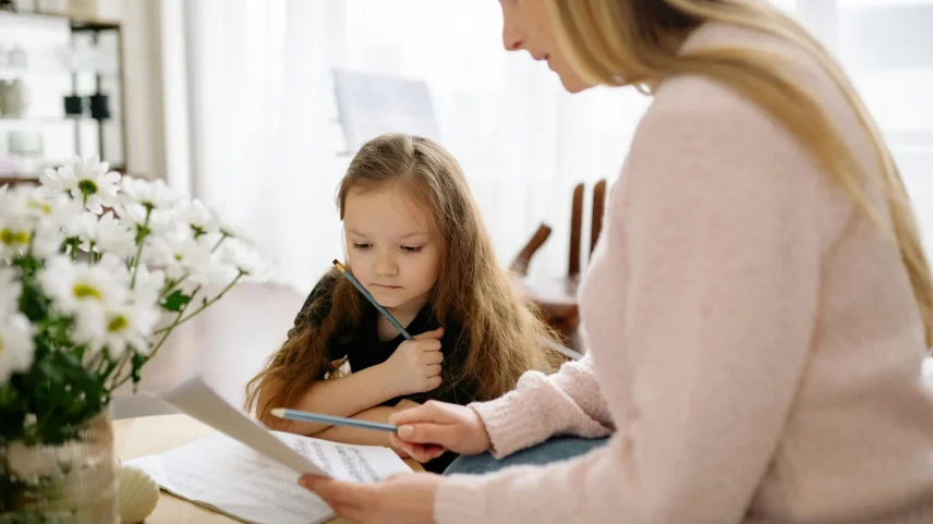 Burocracia, ideologia, métodos e resultados têm levado famílias a deixar a escola tradicional e buscar a educação domiciliar nos Estados Unidos. (Foto: Yan Krukau/Pexels)