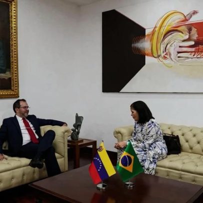 Chanceler venezuelano se reúne com embaixadora do Brasil em Caracas