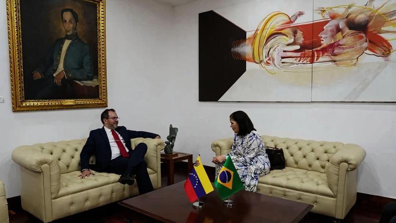 O chanceler da Venezuela, Yván Gil Pinto, e a embaixadora do Brasil em Caracas, Glivânia Maria de Oliveira. Foto: Divulgação